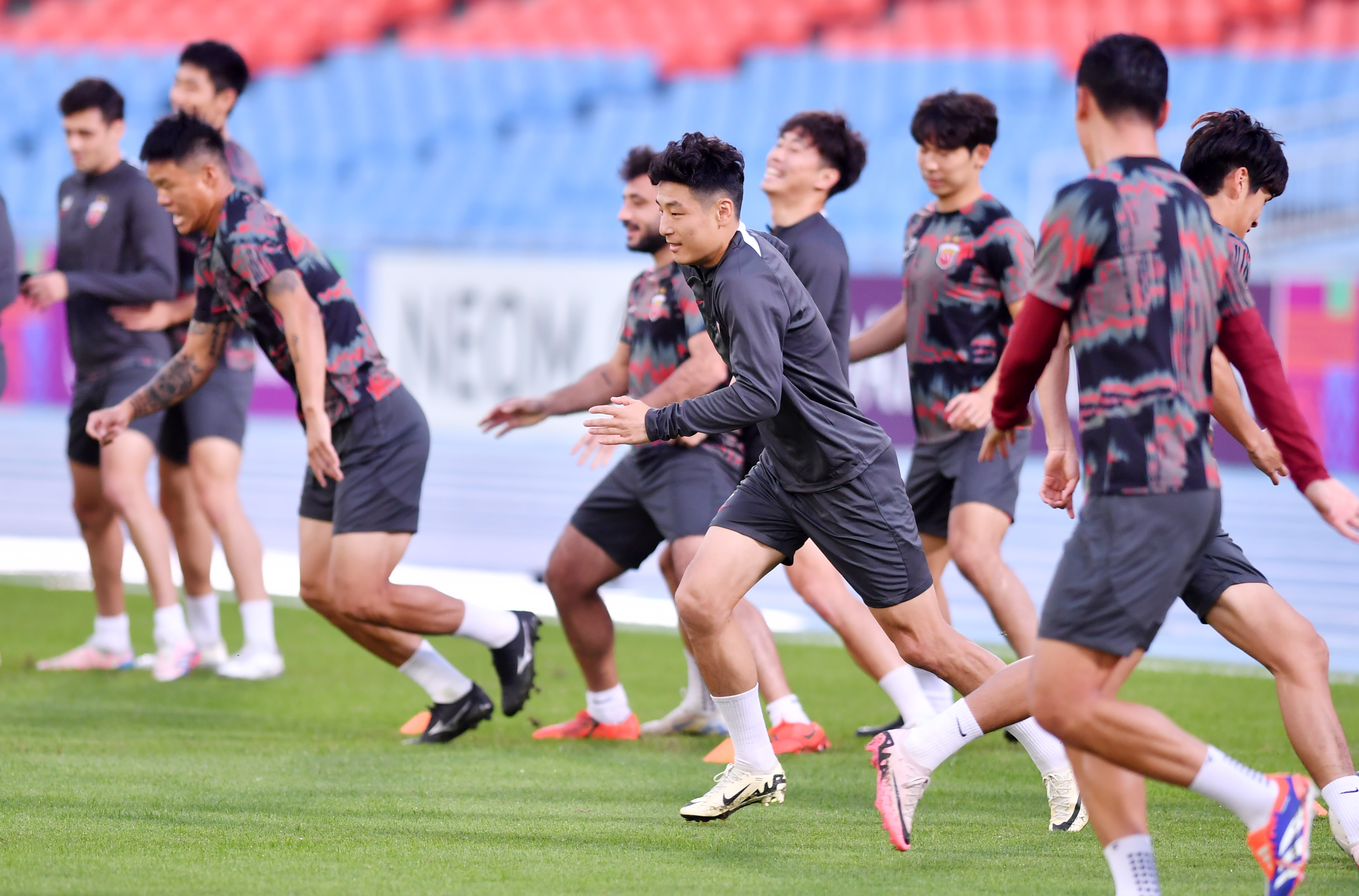 爱游戏体育赛前体能课后，上海海港防线松动备战欧超杯，悬念犹存，赛季目标并未改变的简单介绍